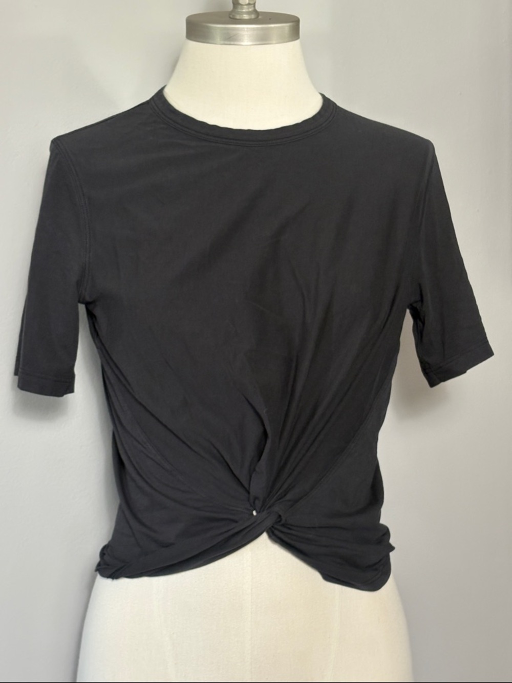lululemon Size 4 Crescent T-Shirt Black Short-Sleeve Knot Tee